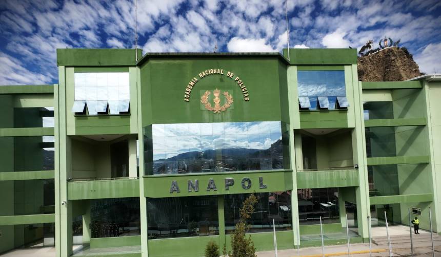 Ministro Oviedo se presentó ante una comisión de Diputados para informar sobre la muerte de un cadete de la Anapol