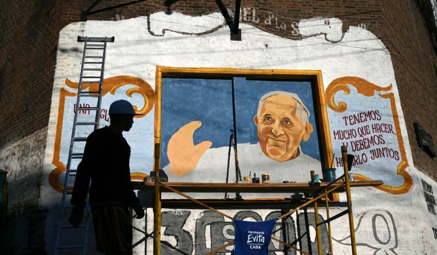 Lágrimas, baile y peregrinación en Buenos Aires para despedir al papa que nunca volvió