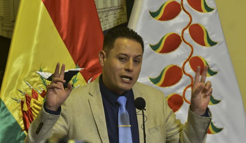 Lara exige a Urioste revelar quién es el “amigo” que le pidió su currículum para postularlo a fiscal general