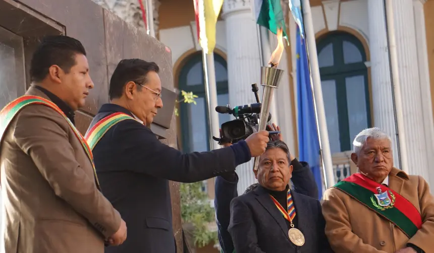 Con ofrendas florales al pie del monumento a Murillo se celebran actos protocolares por la gesta libertaria de La Paz