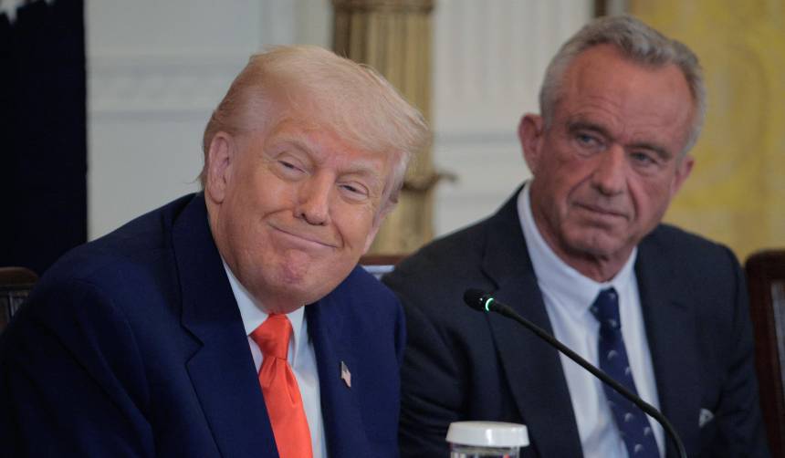 Trump amenaza con nuevos aranceles a la Unión Europea y a Apple