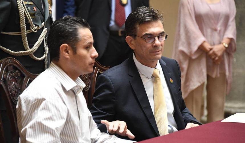 Lara dice que “la renuncia” de Paz “no es la solución”, pero le sugiere reencaminar la gestión 