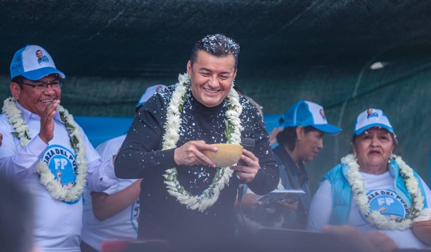 Jhonny Fernández menciona varias letras y dice que con una de ellas empieza el nombre de su candidato a ‘vice’