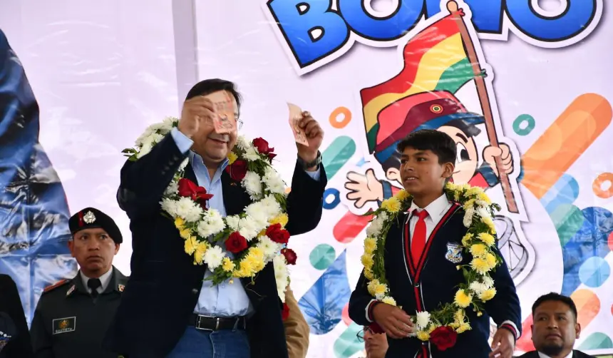 Arce inaugura la entrega del bono Juancito Pinto y pide que se mantenga el beneficio