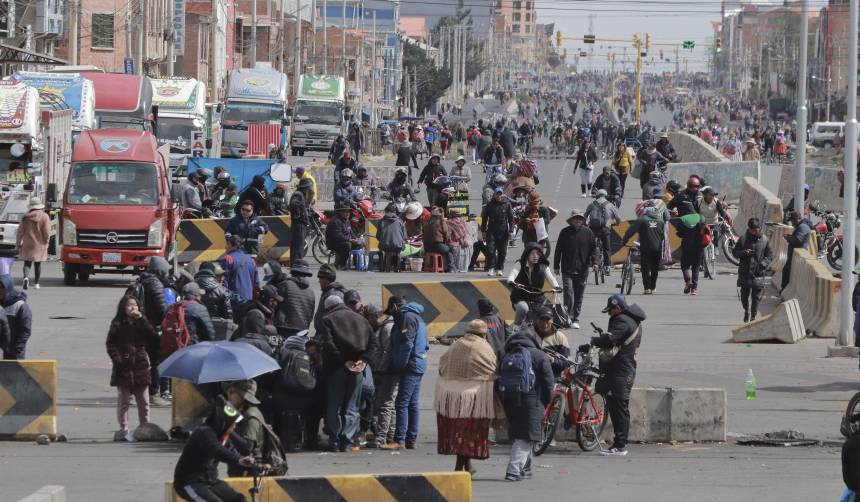 Campesinos de Túpac Katari instruyen mantener bloqueos y ordenan el paso de ambulancias y oxígeno