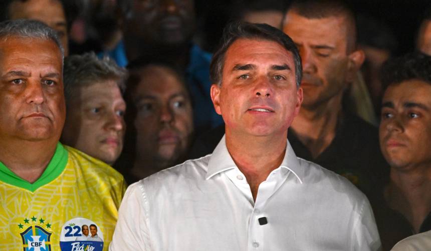 Flávio Bolsonaro se proclama “verdadero presidente electo de Brasil”