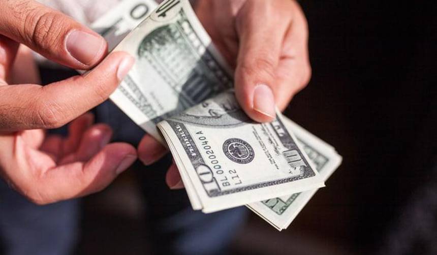 Comerciantes dicen que sube el precio de los celulares por el dólar: “La gente se asusta con los precios y se va”