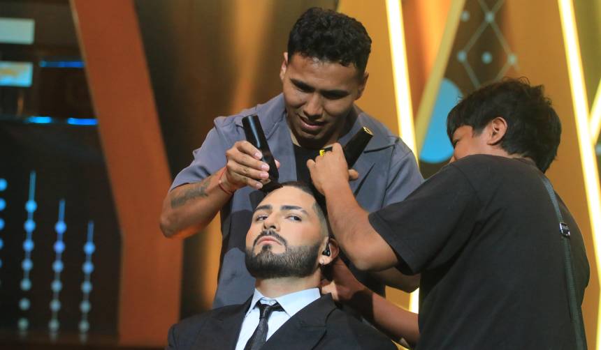Maluma se rapa la cabeza en plena gala de versus
