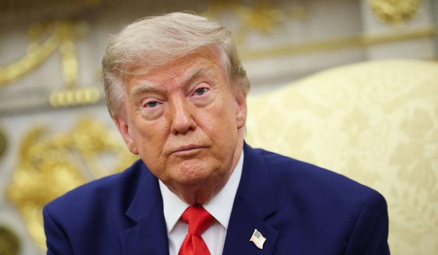 Donald Trump sorprende con un inesperado cambio de look, que deja atrás su clásico tono rubio