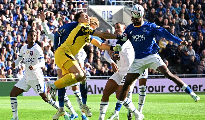 Chelsea gana 2-0 a Everton, pero Dibu Martínez queda KO por golpe en la cabeza