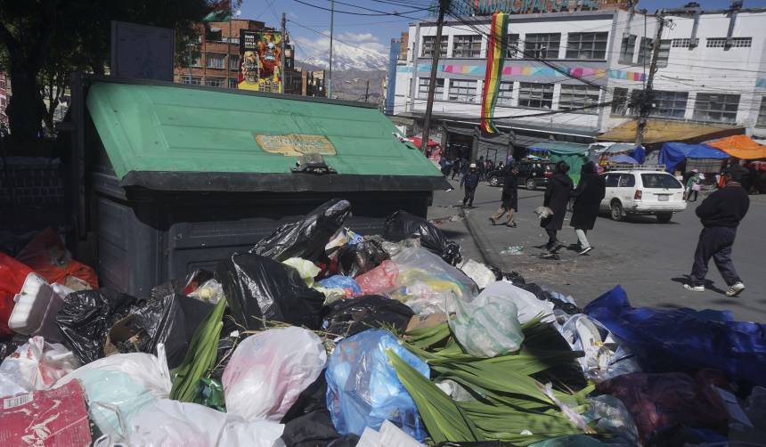 Alcaldía de La Paz y trabajadores de aseo urbano firman acuerdo para el recojo de basura