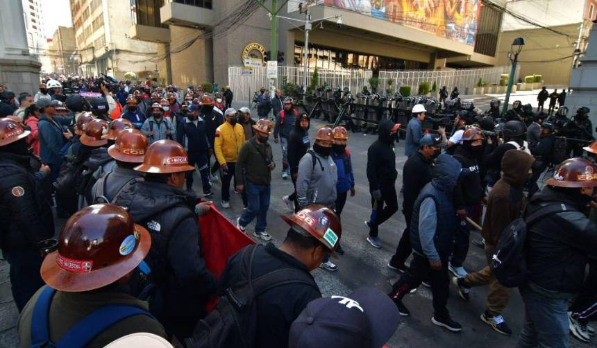 La COB protesta en el centro de La Paz, cerca de la plaza Murillo, cuando se cumplen tres semanas de movilizaciones 