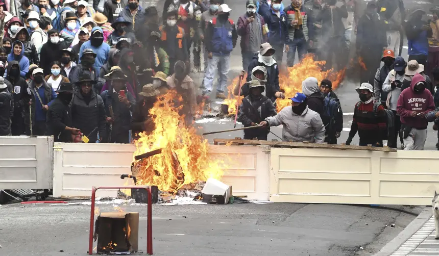 “No voy a dialogar con vándalos”, dice Paz y señala que las puertas están abiertas para “los que respetan la democracia”