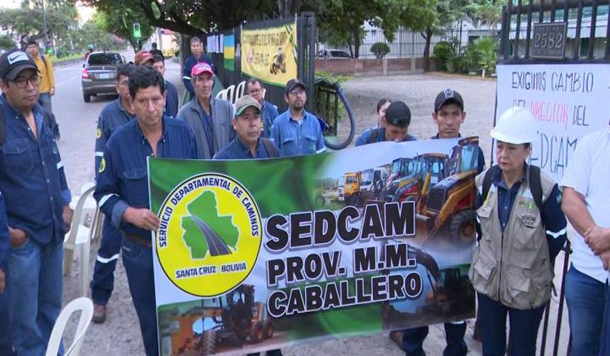 Servicio de Caminos de Santa Cruz cumple su segundo día de paro indefinido; trabajadores reclaman presupuesto
