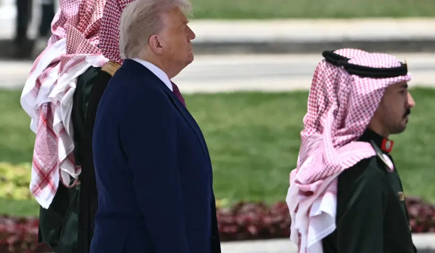 Trump inicia en Arabia Saudita su gira por el Golfo, dominada por el comercio