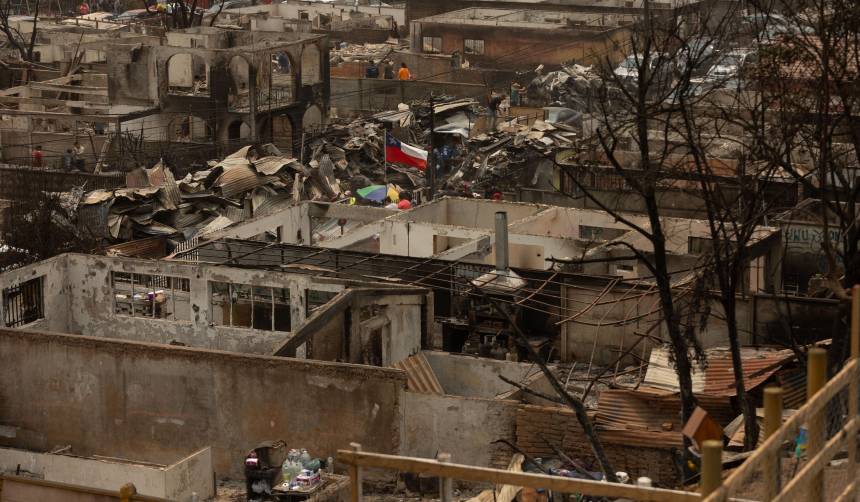 Chile lucha contra mortíferos incendios que avanzan hacia el sur del país