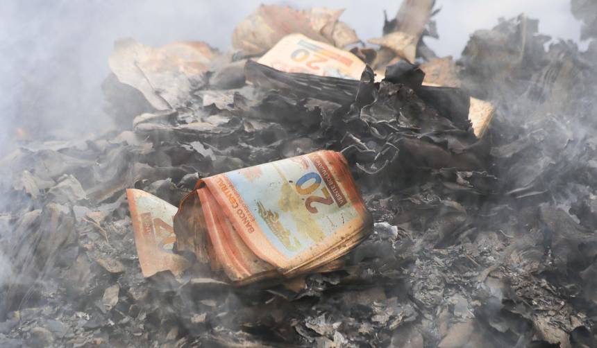 Comparecen ante un juez cautelar los 46 acusados de sustraer billetes del avión accidentado