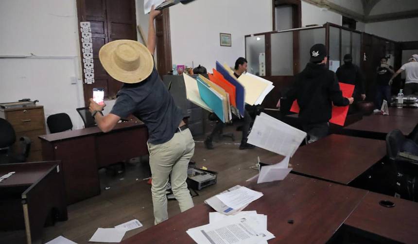 Protestas por el asesinato del alcalde de Uruapan derivan en disturbios en oeste de México