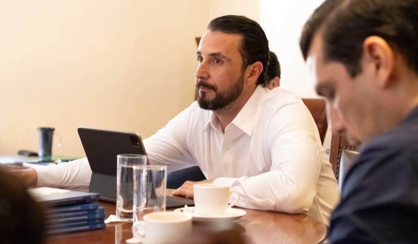 Gobernador cruceño pide diálogo ante anuncio de paro y propone focalizar subsidio al transporte
