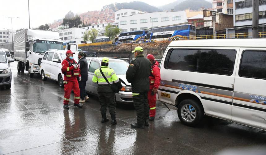 Choque múltiple en la autopista de La Paz: Un camión frigorífico impacta con otros vehículos y deja tres heridos
