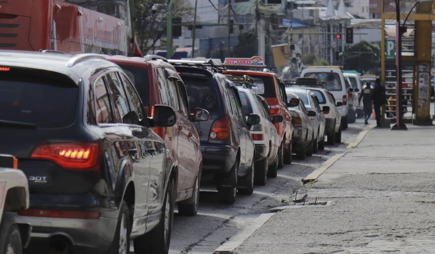 Choferes anuncian que exigirán al nuevo Gobierno regular la distribución de combustible