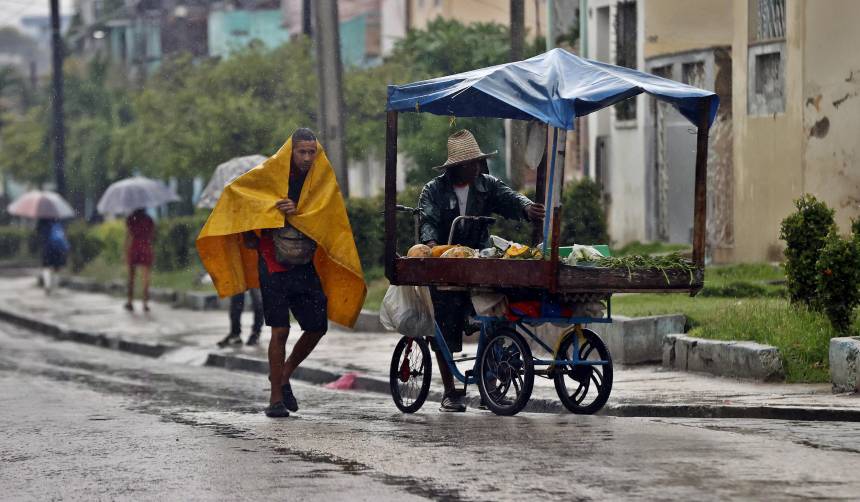 El huracán Melissa, extremadamente peligroso, toca tierra en la costa del oriente de Cuba