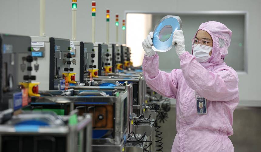 Aranceles del 100% anunciados por Trump sacuden el sector asiático de semiconductores