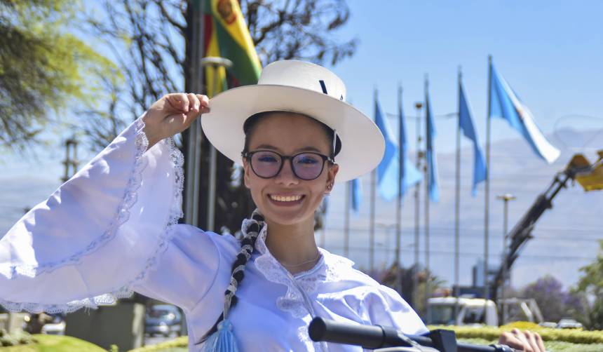 Cochabamba conmemora 216 años del Grito Libertario con escenificación, desfiles y serenata