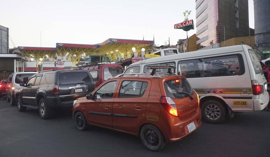 Cívicos provinciales advierten con medidas de presión si YPFB no regula el abastecimiento de combustible 