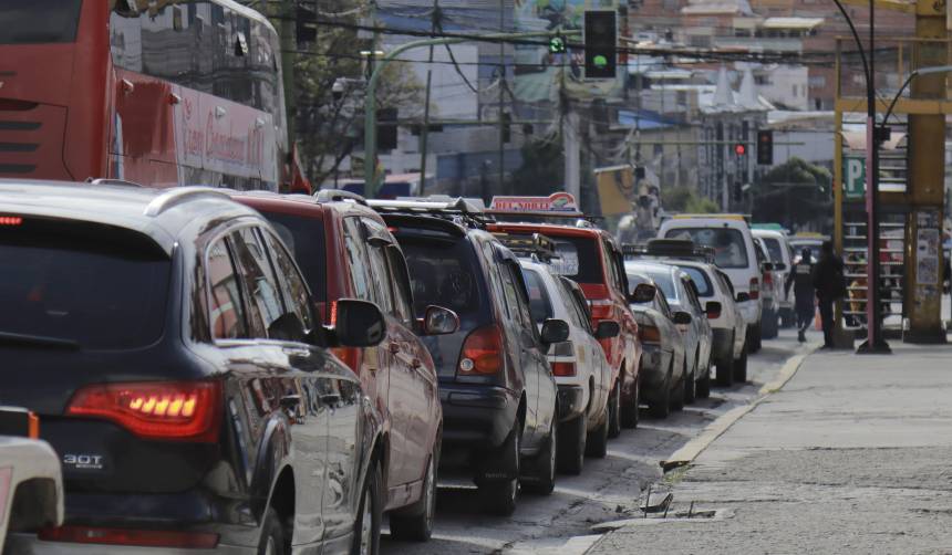 Dirigente de transporte pesado denuncia venta de combustible “hasta en Bs 15 por litro y en bolsa negra” 