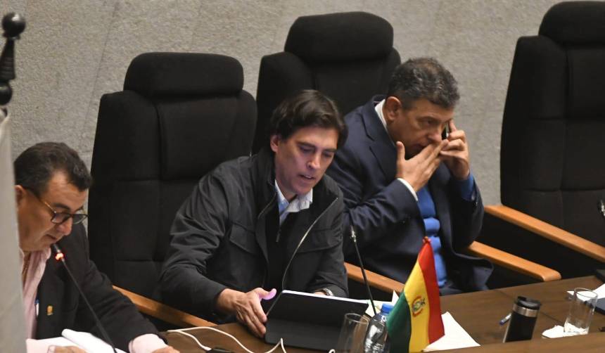 Zamora llega al Legislativo para su interpelación por las tarifas y los servicios de BoA 