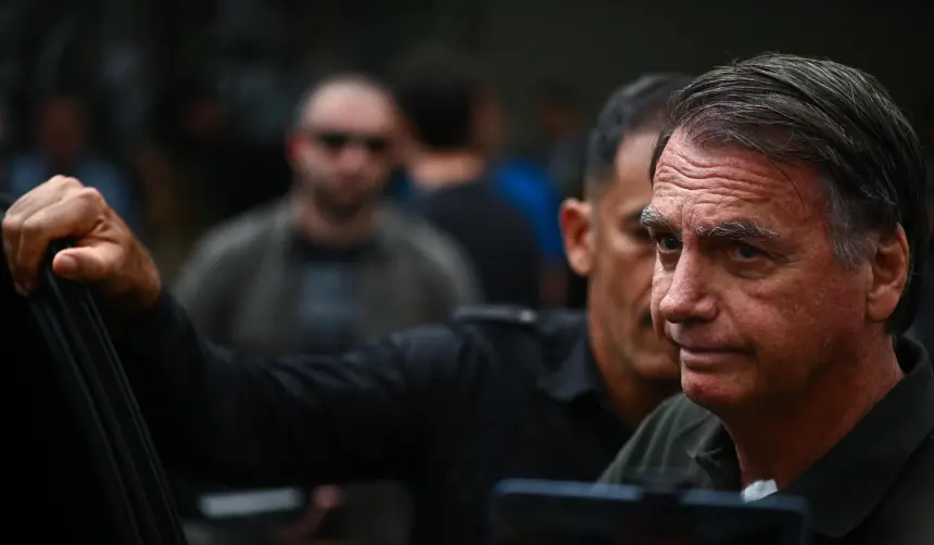 Bolsonaro ingresa de emergencia a un hospital en Brasilia tras sentirse mal