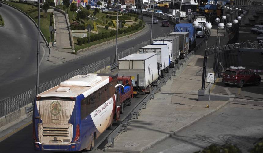 Transporte pesado dicen que la importación de combustible por privados no solucionará la falta de diésel en el país 