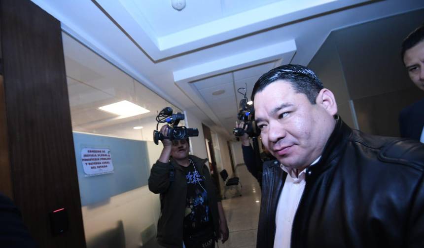 Fiscal Roger Mariaca llega al BCB para participar del diálogo entre el Gobierno y la COB