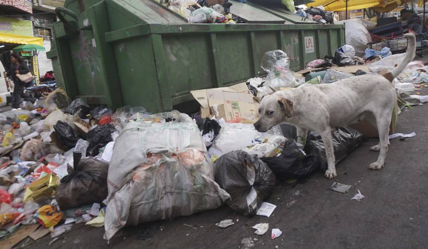 La Paz: Alcaldía dice que garantiza diésel para el recojo de basura; trabajadores afirman que no recibieron combustible