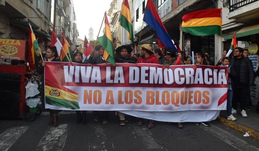 “La COB no nos representa”: Plataformas marchan contra los bloqueos en La Paz
