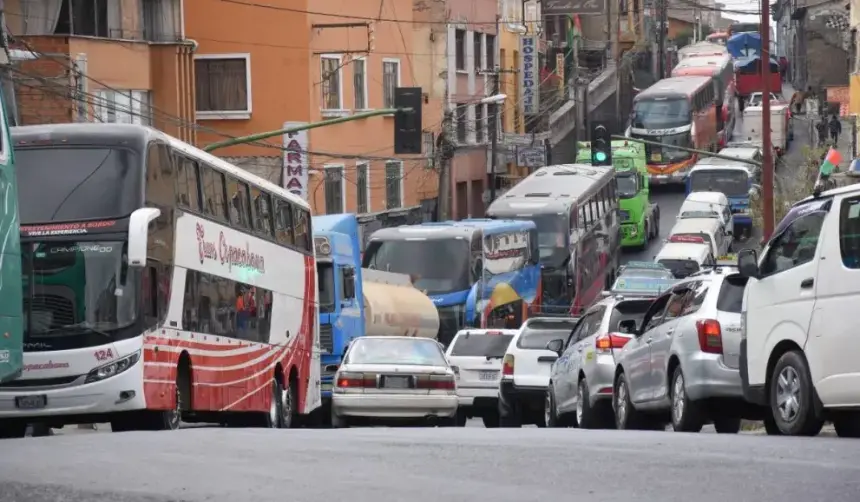 Antes del feriado largo, transportistas reportan largas filas por diésel y menor frecuencia de viajes