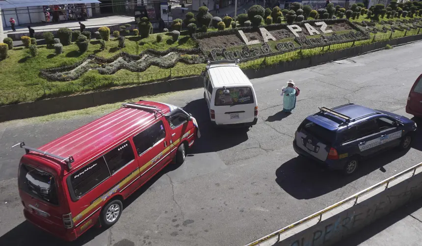 La Paz: Choferes instalan dos puntos de bloqueo en la ciudad en demanda de gasolina