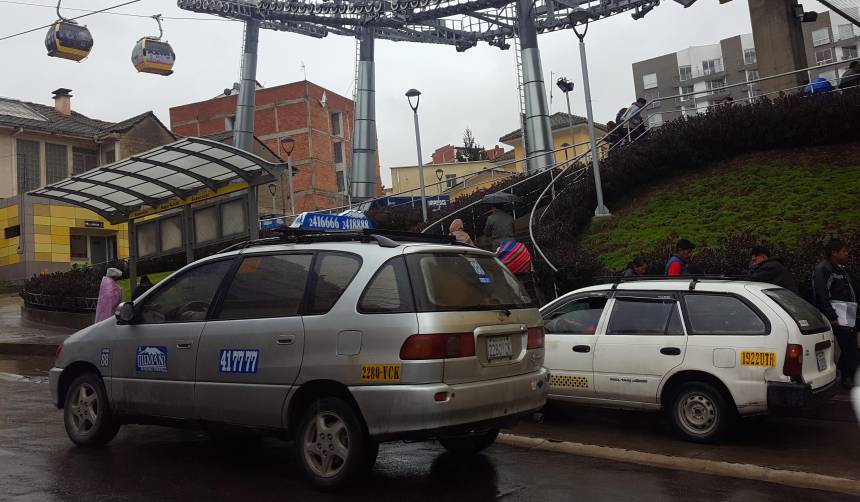 Tres turistas denuncian que fueron asaltadas en un taxi en la ciudad de El Alto