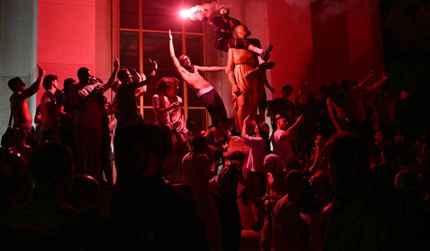 Un fallecido y más de 700 detenidos durante los festejos del PSG