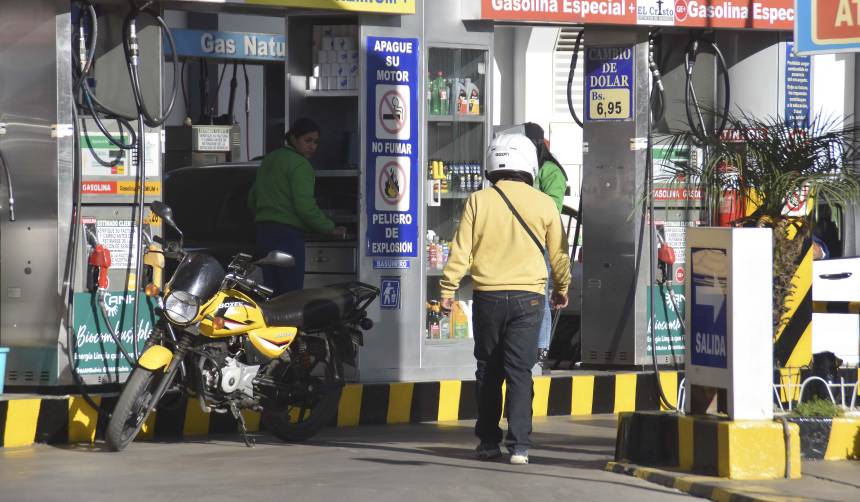 Arranca el mes patrio y las filas por diésel siguen: choferes esperan hasta tres días por diésel en Santa Cruz y La Paz
