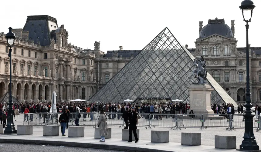 El Louvre reabre sus puertas tres días después del robo de joyas