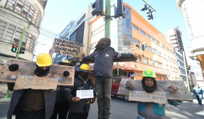 La Paz: Tras crucificarse, trabajadores del relleno sanitario acuerdan con la Alcaldía el pago de salarios