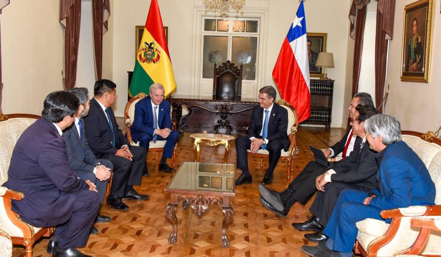 Paz dice que en reunión con Kast se abordó el tema de la madera boliviana retenida en Chile