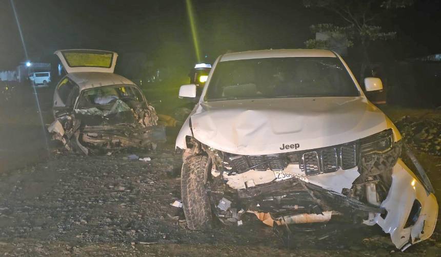 Choque frontal entre dos vehículos deja dos fallecidos y una menor herida; uno de los conductores huyó