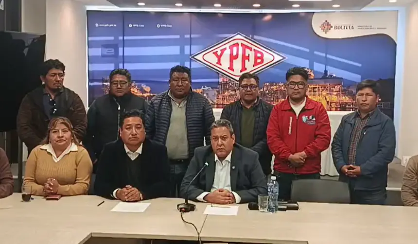 Tras denuncias de “monopolio”, YPFB y Cámara de Transporte firman acuerdo por combustible; bloqueos en El Alto se levantarán