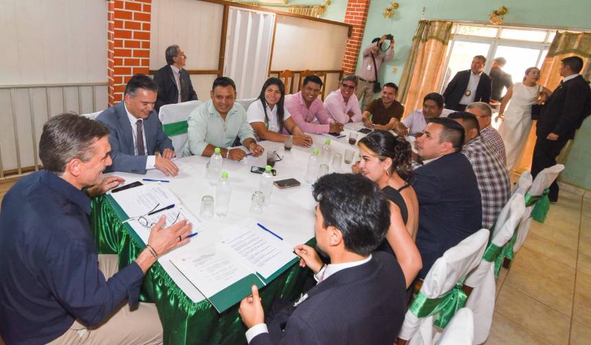 Paz se reúne con alcaldes de Pando para coordinar proyectos viales y de desarrollo 