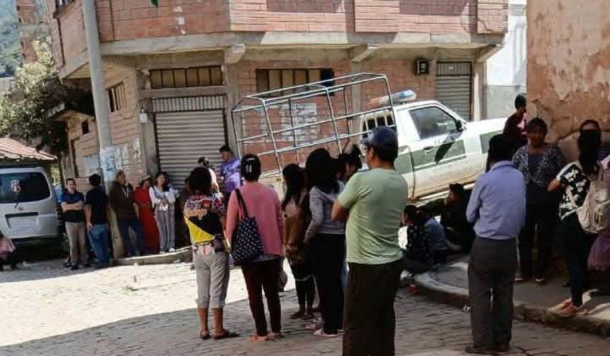 Hallan sin vida a una mujer en medio de una fiesta patronal en los Yungas; su concubino es el sospechoso