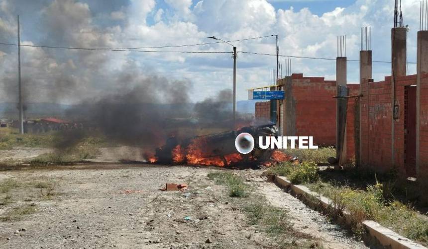 Vecinos de El Alto queman el vehículo en el que se transportaban dos presuntos delincuentes