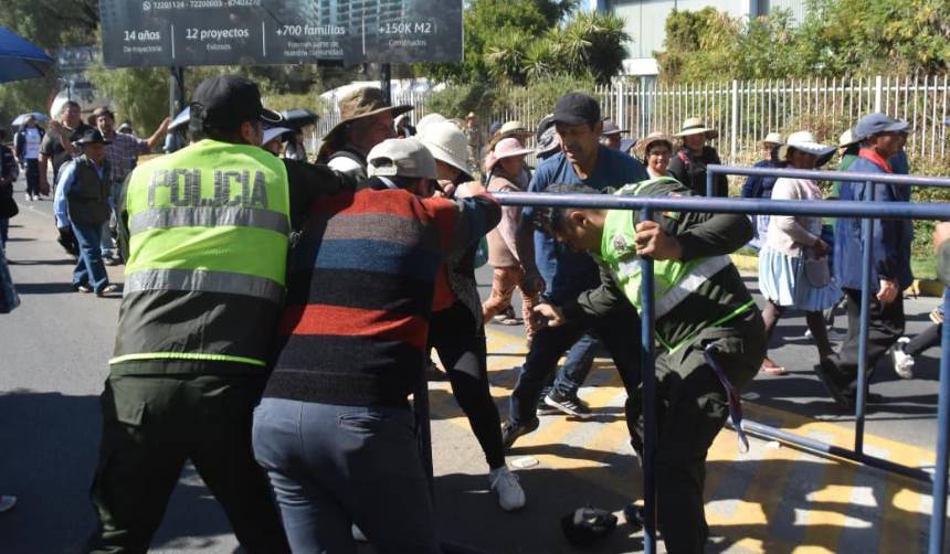 “Estamos en quiebra, no queremos bloqueos”, sector lechero instala vigilia en el aeropuerto de Cochabamba 